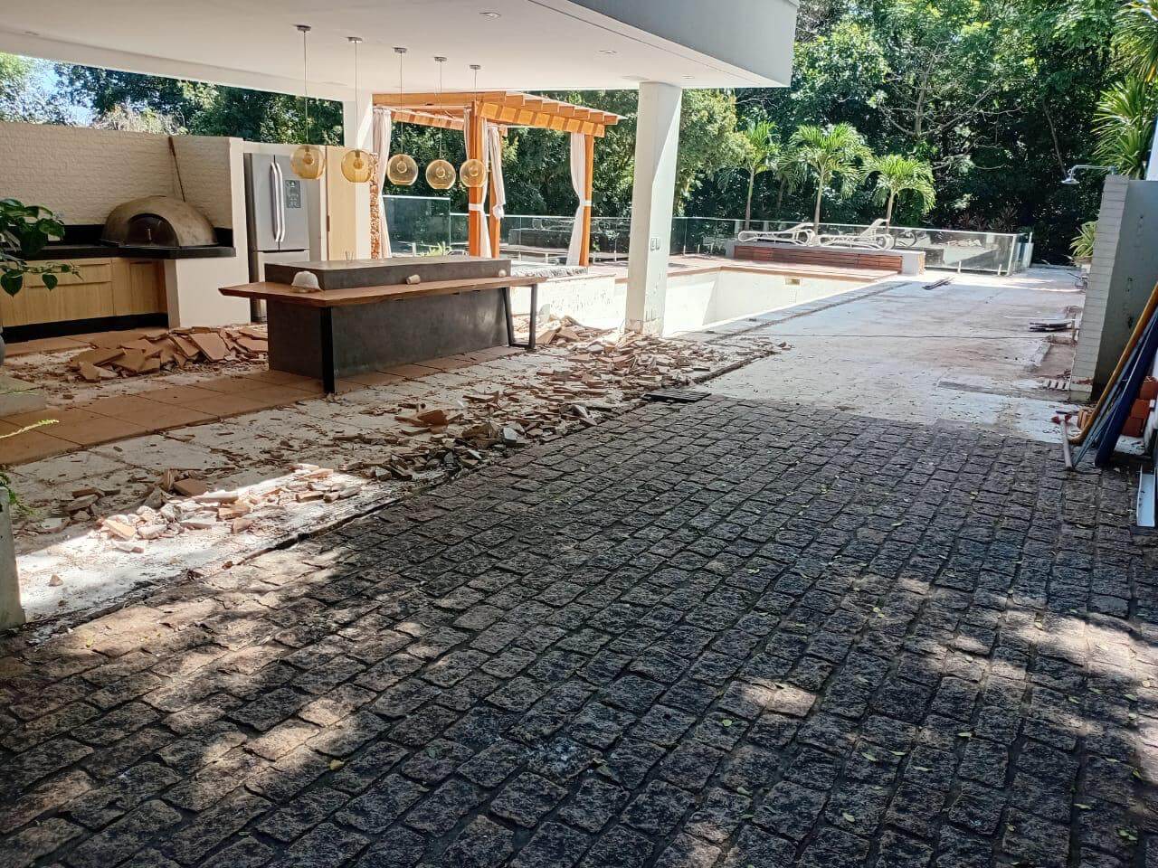 Obras da área externa do projeto de Casa em Valinhos realizado pela RYO Engenharia Obras da área externa do projeto de Casa em Valinhos realizado pela RYO Engenharia